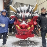 雪の中、玉性院「節分つり込み祭り」の片付け作業