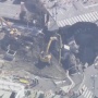 【道路陥没事故】下水道管内に「トラックの運転席部分とみられるもの」発見　運転手の安否は不明