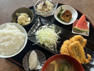 立派な長屋門をくぐると現れる古民家食堂！の900円日替わり定食は人気メニュー「山久」