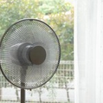 【悲報】ワイクーラー無し部屋で扇風機２台怒りのフル稼動で凌ぐ