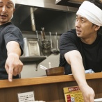 【呆然】店員「にんにく入れますか？？？」俺「いえ、いいです」店員「いや…に・ん・に・く・入・れ・ま・す・か？」⇒結果！