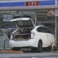 【画像】プリウス、防護柵を破壊してローソンに入店