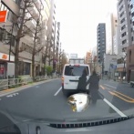 【動画】横断歩道のない道路で右往左往してタクシーに轢かれる女性の動画がヤバい・・・こんなん避けれないだろ