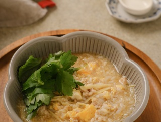鶏ひき肉と卵のしょうが粥【#簡単 #時短 #レンジ #クレハタイアップ #PR】