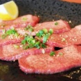 焼肉屋ワイ「ネギ塩タンひっくり返してっと（ﾍﾟﾛﾝ」ネギ「さよならなのだ  三?（ﾎﾟﾛﾎﾟﾛ」