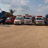 『愛媛から贈られた救急車、消防車、トラクターなどが到着』の画像