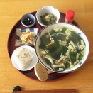 きのこワカメ蕎麦、ほうれん草の梅肉あえ、切干大根、黒豆、炊き込みご飯のおにぎり