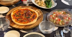 即席生地のピザと、鶏むね肉のスカロッピーネとかの夜ごはん