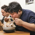 謎の勢力「ラーメン屋に一人で行くのはキツい」