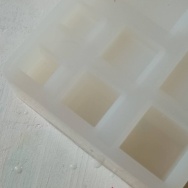 ナスの一番目は取っちゃうんだって。と、キューブ水中花つくりました。