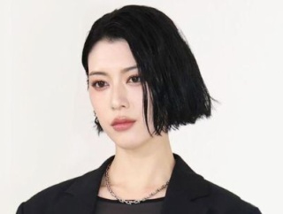 女優・三吉彩花さん、セクシーすぎる大胆な画像を公開するも◯◯が原因で賛否両論に