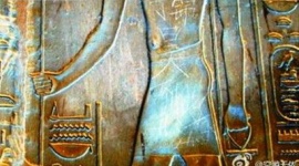 エジプト・ルクソール神殿に中国人観光客が落書き