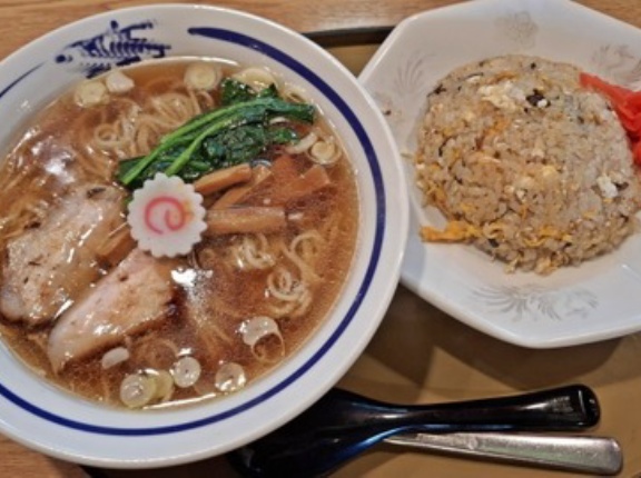 初めて入る町中華でラーメン半ラーメン以外を食う奴なんなの？