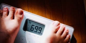 大学で女子が「痩せたいよね」と話してたから、「こちらのダイエットレシピがあるよ」とスマホでクックパッドの痩せレシピ特集を見せた→結果…