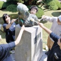 「荻原碌山のブロンズ像「坑夫」　生徒が初の洗浄作業」。