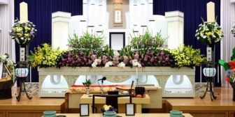 葬儀の際の顔がみんな綺麗。この10年で化粧のレベルが明らかに向上したように思う…