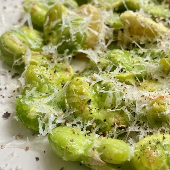 ワインにあう〜チーズまみれのそら豆!にんにくソテー