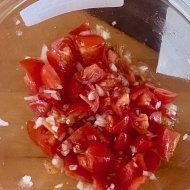 ズッキーニのステーキ　ピリ辛フレッシュトマトソースで