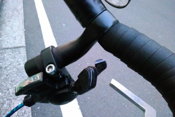 ブルホーンハンドル シフトレバー位置の微調整 自転車と介護な生活 ブルホーンハンドル シフトレバー位置の微調整 自転車と介護な生活