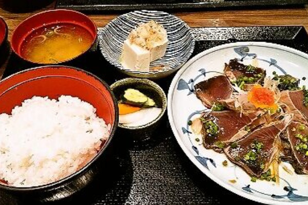 新宿 珈穂音 で日替わりランチのかつおのたたき定食 久遠な日々