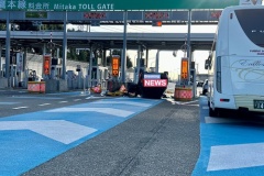 料金所前で高級外車がひっくり返る…分離帯にぶつかったか