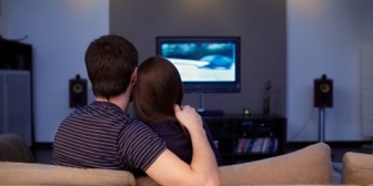 親の紹介でお見合いした男性と付き合うことに…ある日家でDVDを見ることになったんだけど…