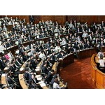 政治で国民全部の層を救い切るなんて不可能じゃね？ 	