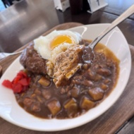 侮れないぞ、道の駅！　ゴロゴロ野菜に極厚ジューシィハンバーグカレー〜南富良野　レストラン メープル〜