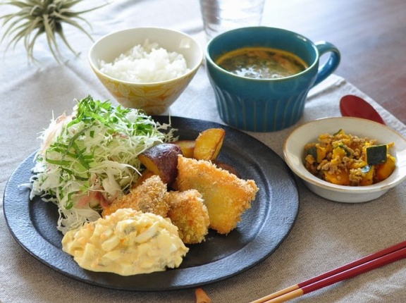 鮭の一口フライとデストロイヤーの焼きポテトにた～っぷりのタルタルソース添えで晩ごはん/わたしの今の髪型の秘密