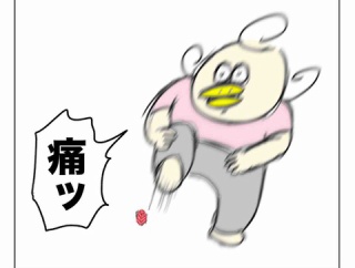 ただの不注意でおもちゃを踏んだ男