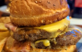 Public House Calm （パブリックハウスカーム）に大きいハンバーガーを食べに行ったよっと(愛知県 名古屋市 西区  庄内通駅)