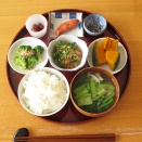焼きたらこ、南瓜のたいたん、ブロッコリーの二杯酢、納豆、塩昆布、金時豆