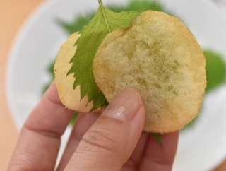 【ポテチを食べる罪悪感が減る！？】SNSで話題の「中国人の大富豪おすすめの食べ方」♬シソ（大葉）と一緒に食べてみました♬