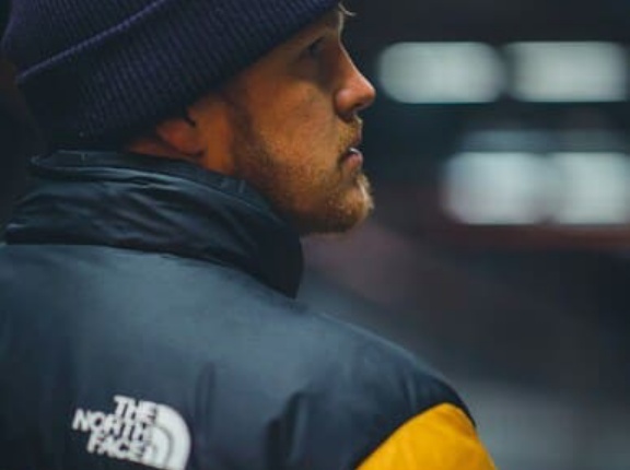 上司「アウターなに着てる？」俺「ノースフェイスっすね」新卒「ユニクロっす」←コイツ