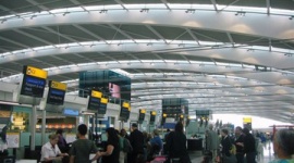 添乗員「頑張って帰ってきてください」 英空港にツアー客を置き去り、阪急交通社を提訴