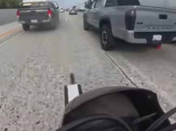 バイク乗りが高速道路を走っていた。ちょっと渋滞している → オレでなきゃ見逃しちゃうね…