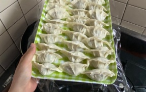 女子「餃子作ってるけど、一人でやるの悲しすぎて泣きながら包んでるわ」とツイート → 5ヵ月後、凄いことになっていたｗｗｗｗｗ