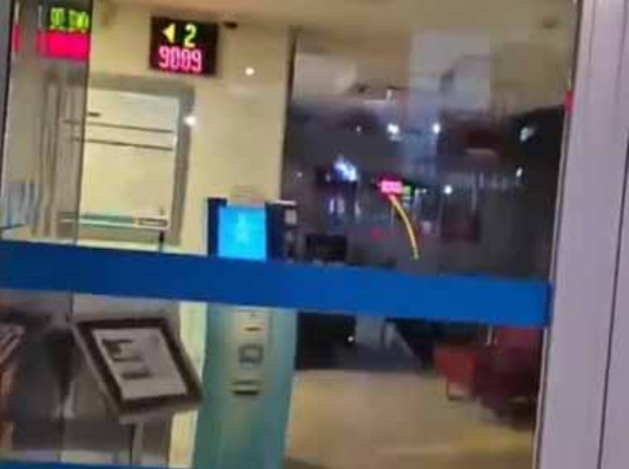 【海外】 警報が鳴り響く夜の銀行に警官が駆けつけた。泥棒はまだ中にいるぞ！ → トルコ警察２４時です…