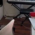 電子ピアノの電源を入れていた。この音、ちょっとズレてますね → 専属の調律師はこちらです。