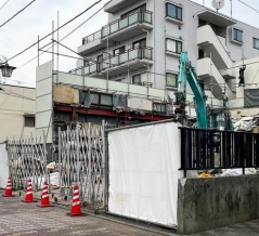 福田の「神奈川銀行」跡地で工事してる