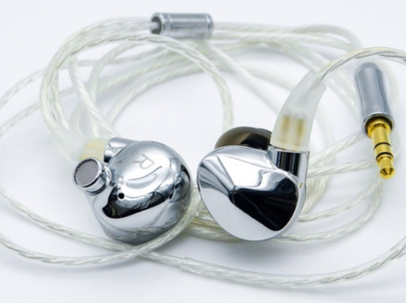 「Questyle ZEN」 シンプルモダンなデザインに温かみのある自然で聴きやすい印象のサウンド。上品さを感じつつ手頃な価格で仕上げられた1DDイヤホン 【レビュー】