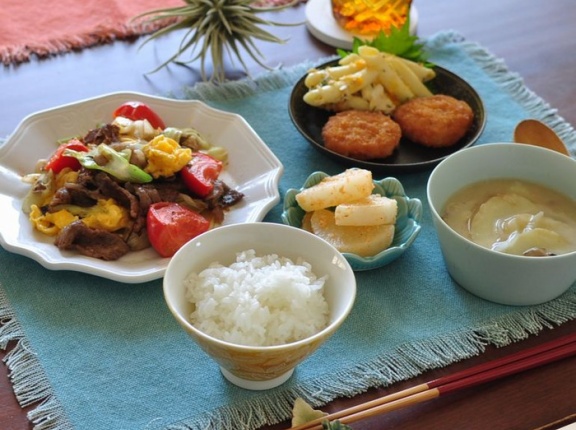 10分でできる【牛肉と卵とトマトのシンプル炒め】で晩ごはんと、やっとベランダのユーカリの植え替え作業をした話