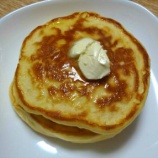 『米粉のホットケーキとメープルシロップ』の画像