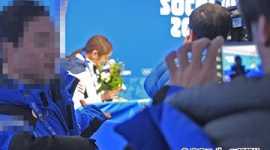 【ソチ五輪】韓国人リポーター、涙のキム・ヨナを背景に笑顔で記念撮影ｗｗｗｗｗ