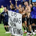 【ﾌｧﾝｻﾏﾘｨ】イングランド戦勝利後にアルゼンチン選手がフォークランド諸島の旗掲げ、"独島は我が領土事件"のような事をやらかしてしまう　FIFAから処分の可能性