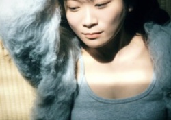 【画像】秋元真夏(33)のグラビア、アレがデカすぎる・・・