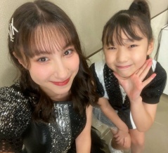 【あにゃこ】 大野愛莉 「シール交換が流行りなのですね。 昔集めてたけど、私はもう大人なのでシール交換は卒業」