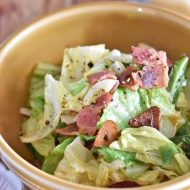 【保存版】旬の春キャベツが1番おいしい食べ方。春キャベツとベーコンのにんにくオイル蒸しの作り方