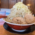 二郎インスパイア系のお店で今年初めてのデフォ麺量な大ラーメンをいただいてきました。