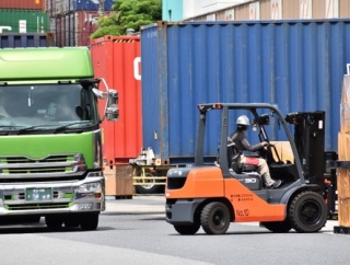 おまえら、フォークリフトの扱いに妙に詳しい……